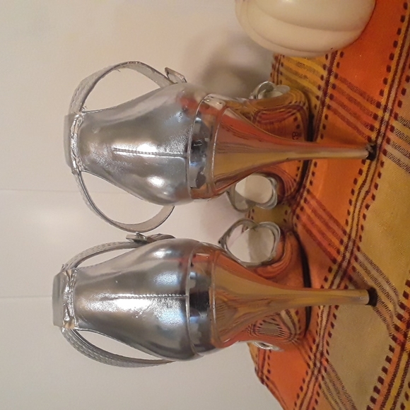 Heels - Picture 5 of 6